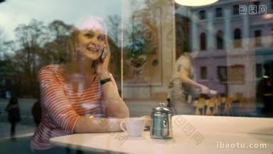 年轻女子在咖啡馆里打电话，透过玻璃可以看到悠闲的城市生活